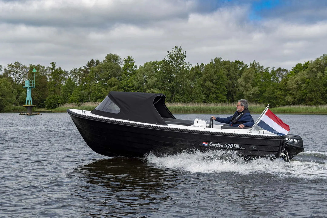 Man vaart met een Corsiva 520 sloep met Suzuki DF20 buitenboordmotor